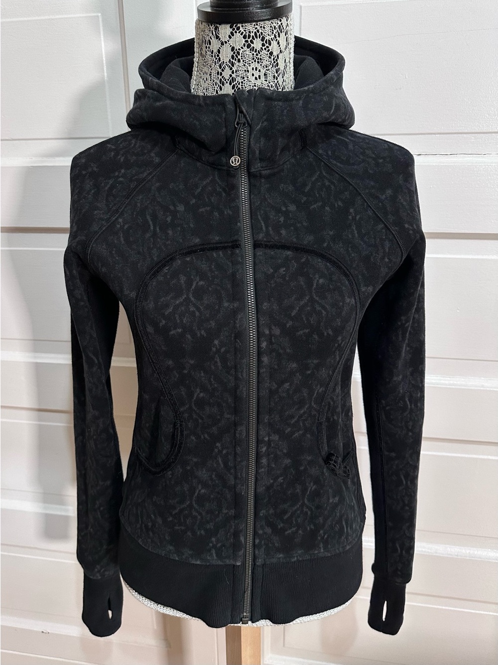 RARE Lululemon Special Edition Scuba Hoodie *Bow Size 6 Beautiful Baroque Black